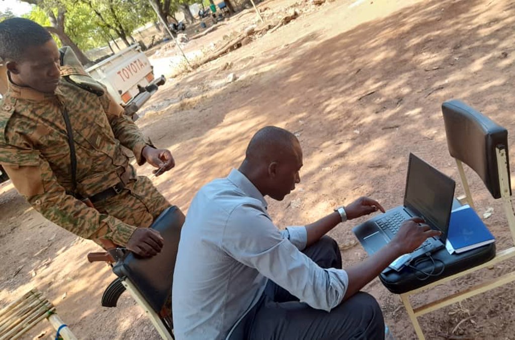 Antes de la operación, INTERPOL y la UNODC impartieron un curso a los agentes con el fin de que estos adquirieran las competencias necesarias para sacar el máximo provecho de las herramientas y bases de datos de INTERPOL. (Fotografía: Burkina Faso).